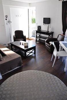 Aux 13 Arches Hotel 3*